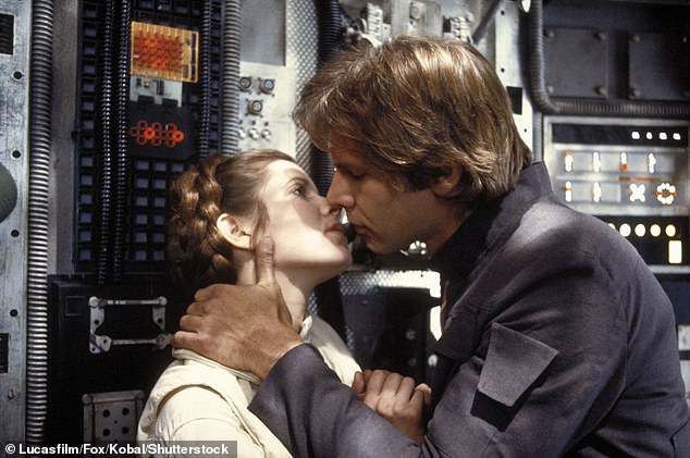 En la foto, la princesa Leia (Carrie Fisher) y Han Solo (Harrison Ford) se besan en 'El imperio contraataca' (1980)