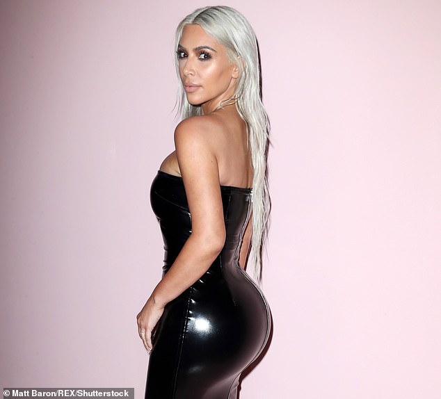 La explosión de popularidad del levantamiento de glúteos brasileño se ha atribuido a la aparición de celebridades como Kim Kardashian, fotografiada aquí en 2017.