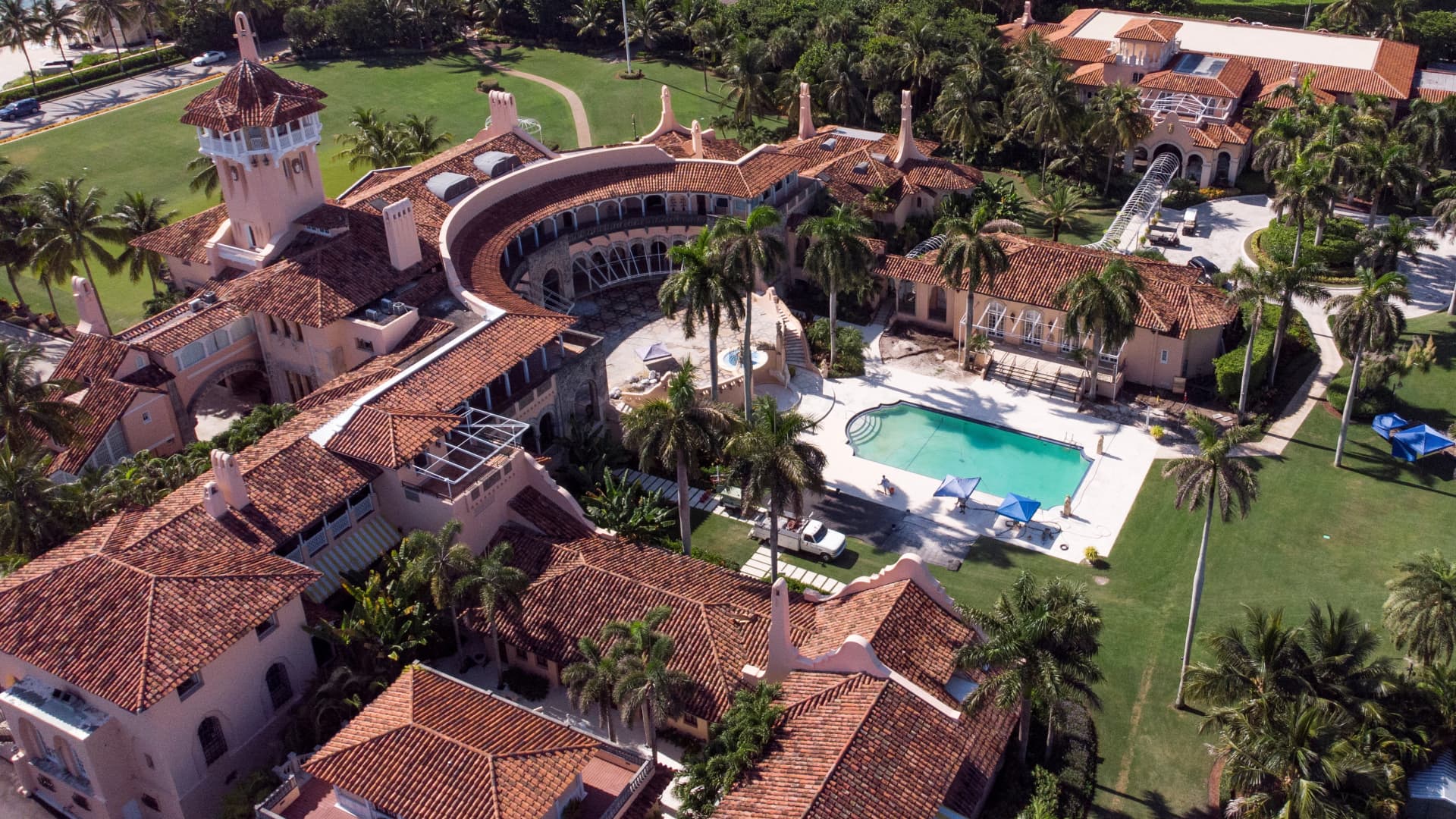 Los complejos turísticos de golf Mar-a-Lago de Trump están fuera del alcance de Milton. Pero las oficinas de Truth Social están en riesgo
