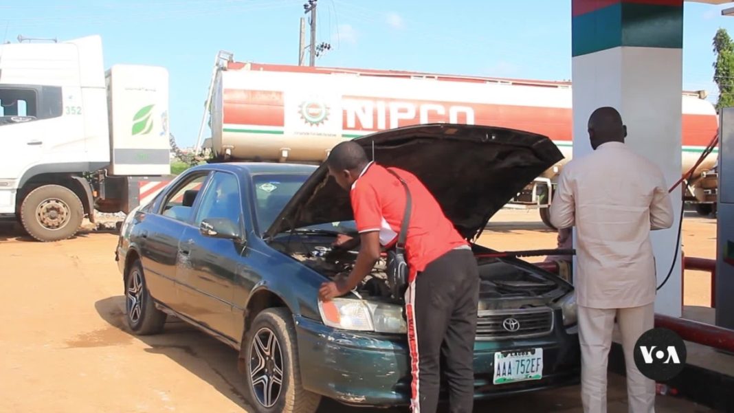 Los conductores nigerianos enfrentan obstáculos en la transición a vehículos propulsados ​​por gas natural
