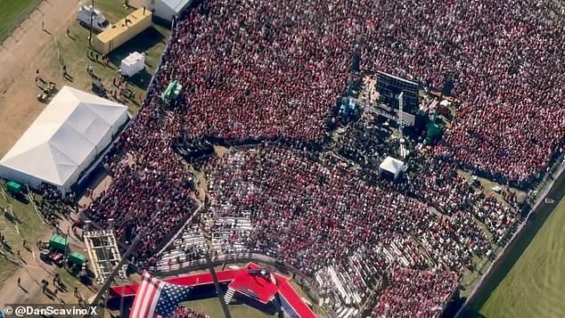 El video mostró a una multitud de personas ataviadas con productos pro-Trump reuniéndose alrededor de un escenario mientras una bandera estadounidense ondeaba en el aire.