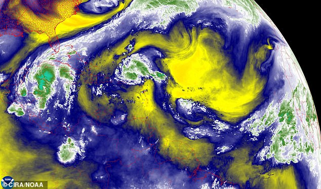 Los meteorólogos han advertido que otra tormenta en el Atlántico podría convertirse en tormenta tropical Nadine este fin de semana.