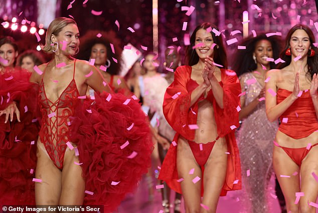 Los fanáticos criticaron la presentación del desfile de modas de Victoria's Secret celebrado en la ciudad de Nueva York el martes, la primera vez que se realiza el desfile desde 2018. (LR) Gigi Hadid, Bella Hadid y Vittoria Ceretti vistas durante las festividades del martes en Nueva York