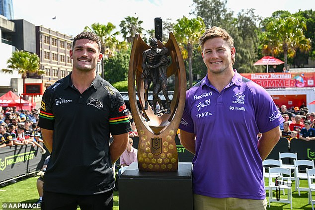 Nathan Cleary de los Panthers y Harry Grant de las Storm con el trofeo de la NRL antes de la Gran Final de la NRL de 2024 en el estadio Accor de Sydney