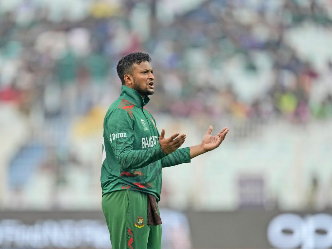 Los fanáticos del jugador de críquet bangladesí Shakib Al Hasan atacados por rivales en Dhaka
