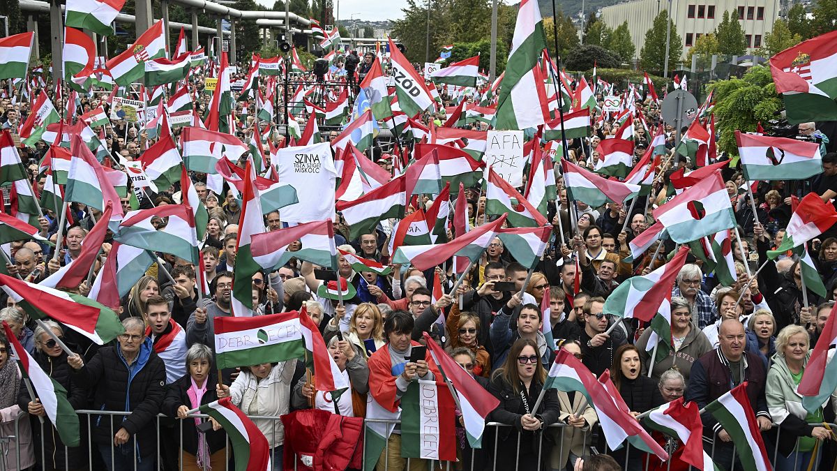 Los húngaros protestan contra los medios estatales de "fábrica de propaganda"
