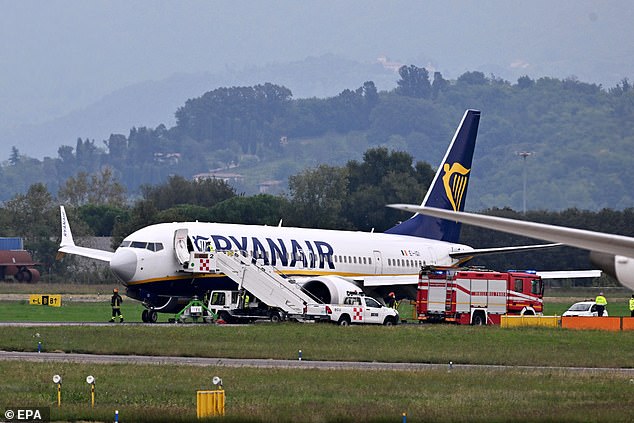 Vuelo FR846 de Ryanair que llegó procedente de Barcelona El Prat, en la pista del aeropuerto de Orio al Serio, en Bérgamo, Italia