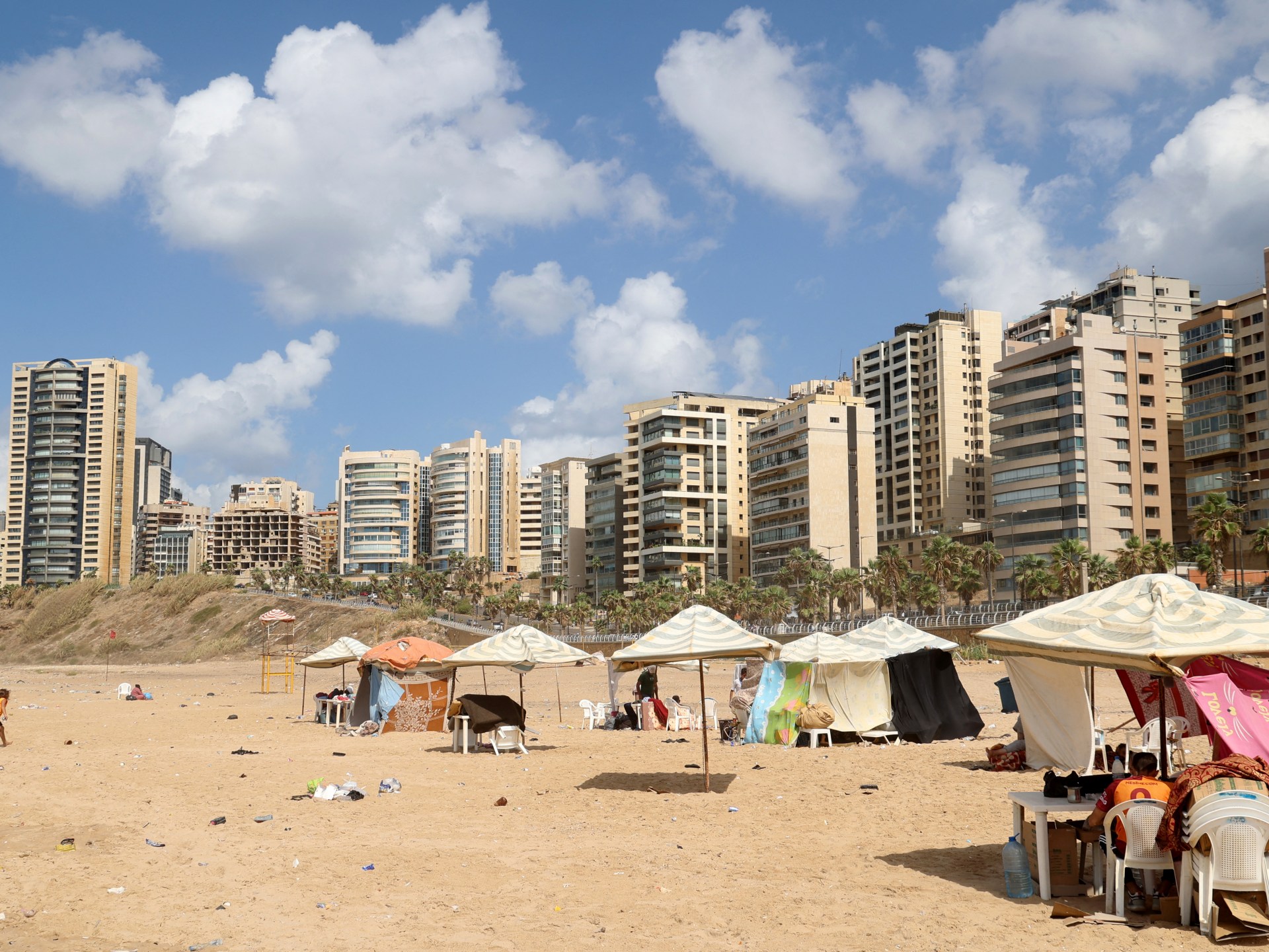 Los residentes de Beirut buscan refugio en las playas mientras continúan los ataques israelíes
