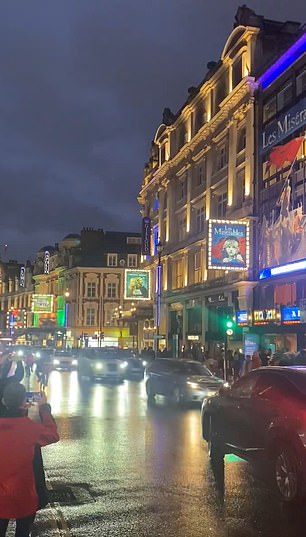 Aquí se encienden las luces de los teatros.