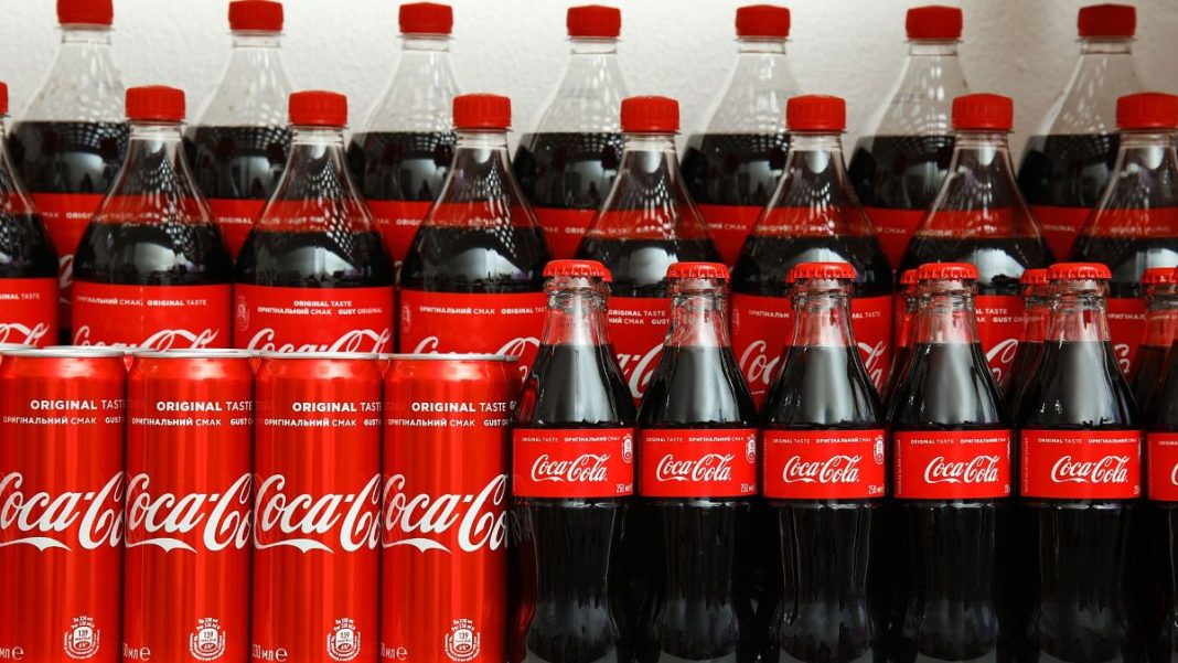 Los temores de seguridad llevan a Coca-Cola a retirar millones de botellas en Austria
