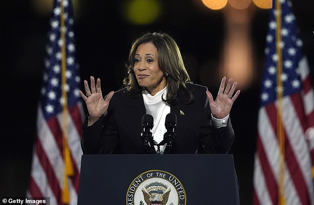 Mientras Kamala Harris pronunciaba su argumento final el martes por la noche, a la sombra de la Casa Blanca, lugar del discurso de Trump del 6 de enero, para defender su posición como unificadora, Joe Biden arrojó una granada verbal al corazón de su campaña, llamando a los partidarios de Trump. 'basura' .