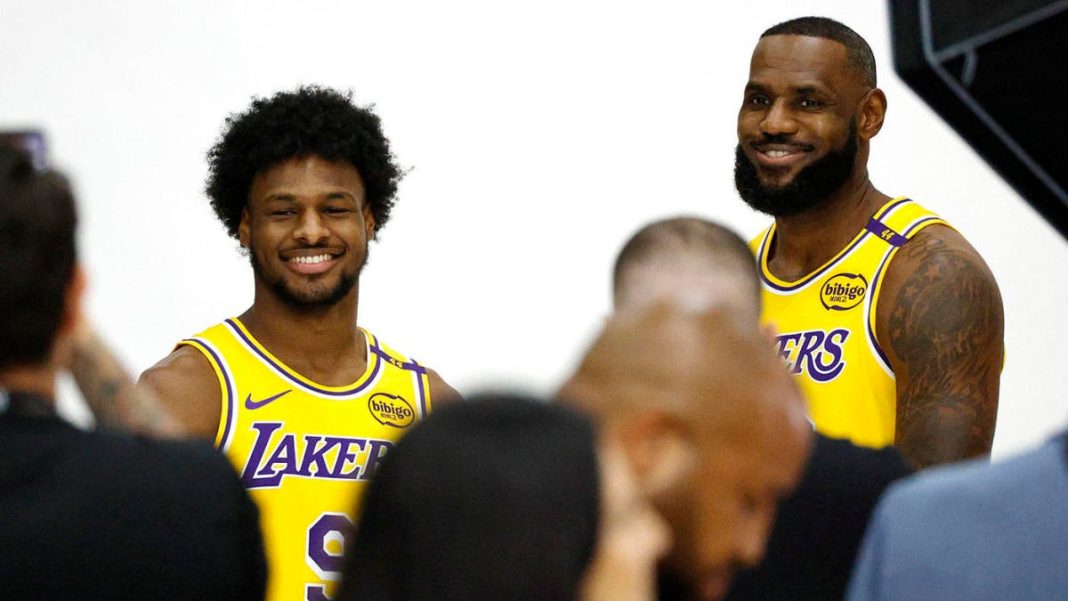 MIRAR: Bronny y LeBron James comparten cancha juntos por primera vez durante el partido de pretemporada de los Lakers
