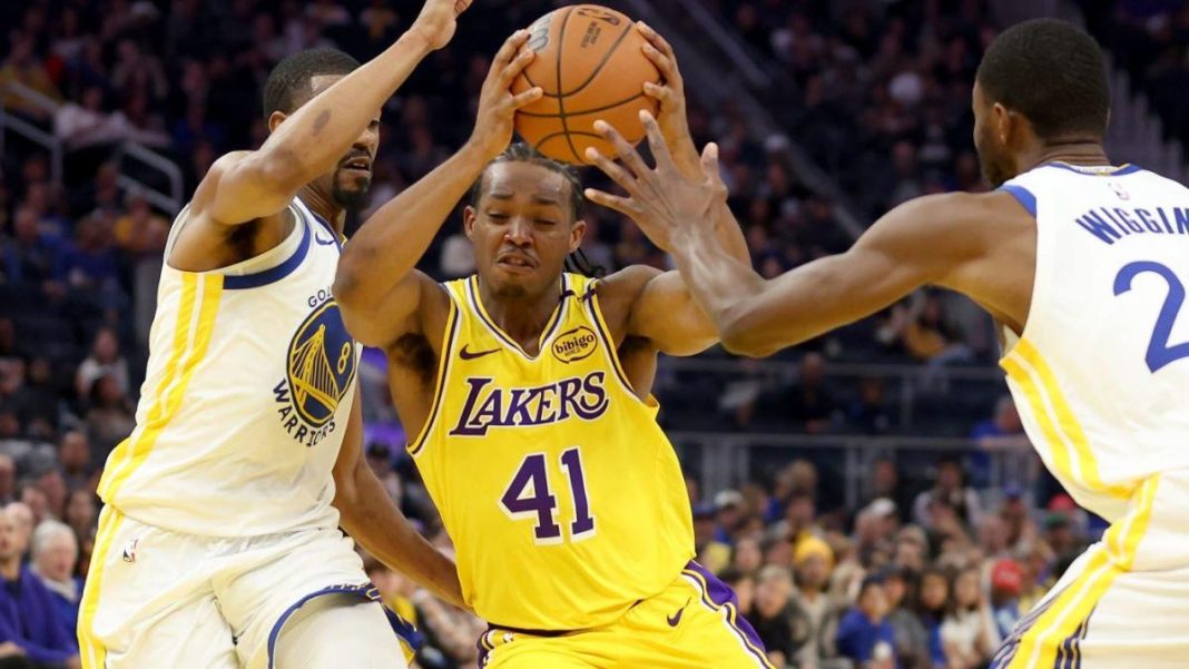 MIRAR: El novato de los Lakers, Quincy Olivari, se emociona después de conocer a Stephen Curry en el partido de pretemporada contra los Warriors.
