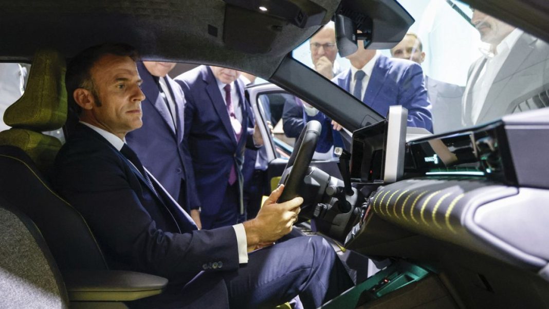 Macron inaugura el Salón del Automóvil de París en medio de la crisis de los fabricantes de automóviles franceses
