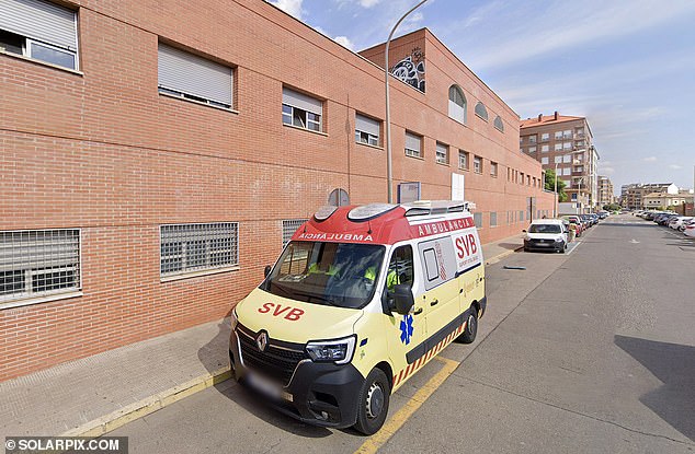 Una madre de dos hijos murió tras ser mordida por su hámster. Un hombre de 38 años se desplomó frente a un centro de salud en España (en la foto)