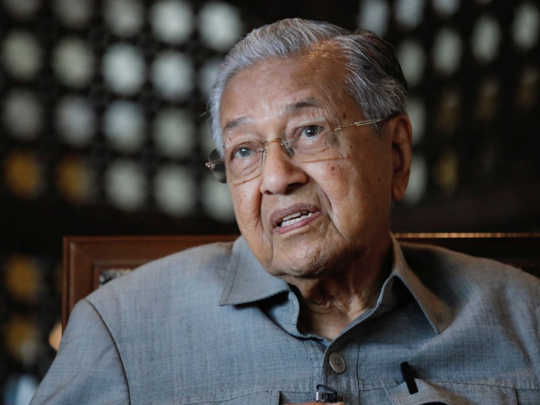 Mahathir, de 99 años, exlíder de Malasia, dado de alta del hospital
