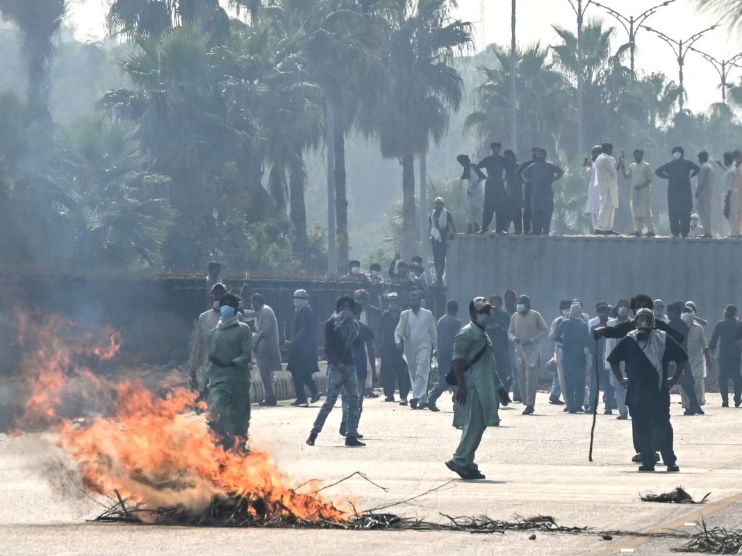 Manifestantes de la oposición paquistaní se manifiestan exigiendo la liberación del ex primer ministro Imran Khan
