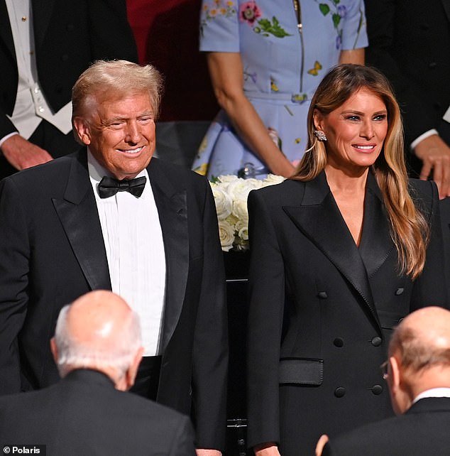 La ex primera dama Melania Trump llega a la 79a cena anual de la Fundación Alfred E. Smith Memorial, el jueves 17 de octubre de 2024, en Nueva York