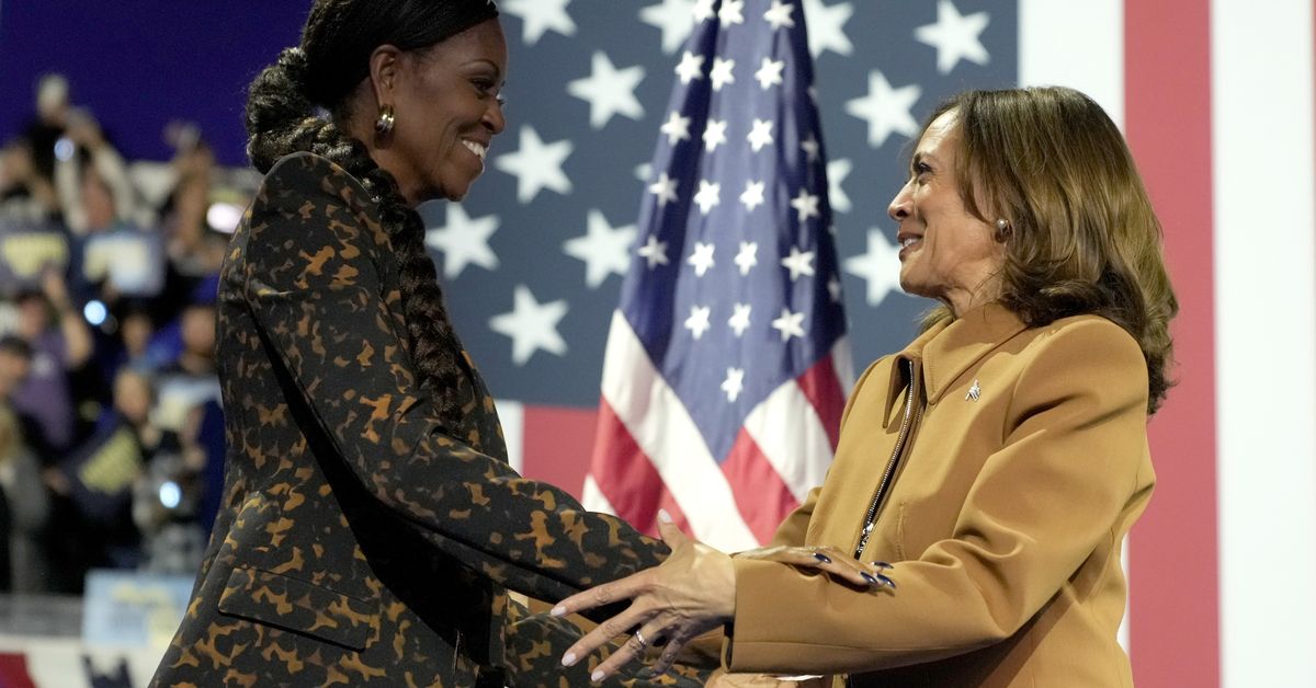 Michelle Obama ruega a los hombres que voten por Kamala durante un mitin
