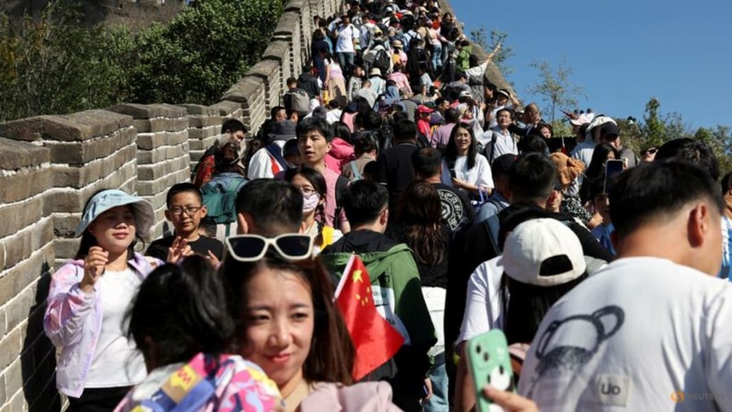 Mientras comienza la Semana Dorada de China, su política 'tiaoxiu' apaga el brillo navideño para algunos. ¿Es hora de cambiar?
