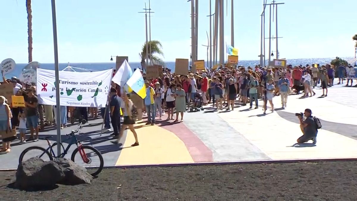 Miles de personas protestan contra el exceso de turismo en Canarias 
