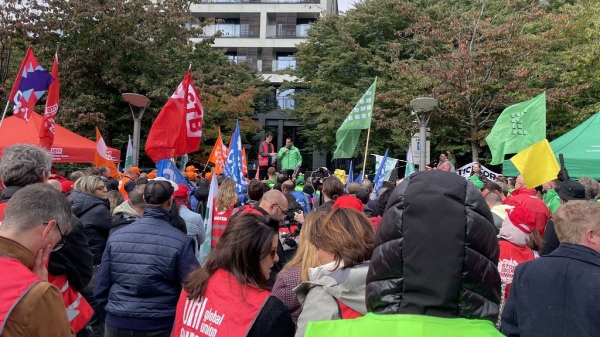 Miles de trabajadores se manifiestan en Bruselas por condiciones laborales justas
