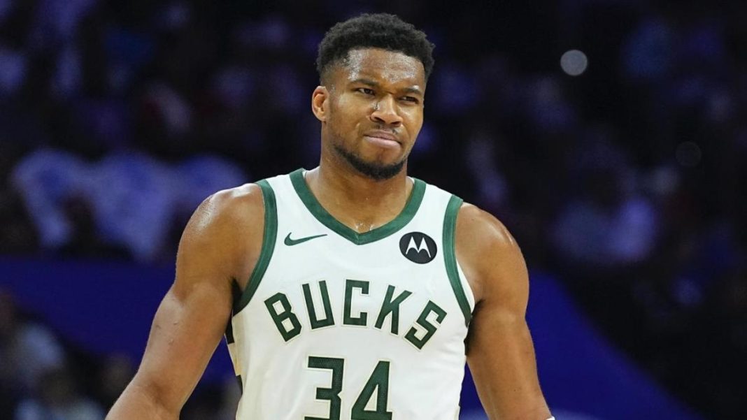 Mire cómo Giannis Antetokounmpo luce el disfraz de Mr. Potato Head en la conferencia de prensa después de la derrota ante los Bulls.
