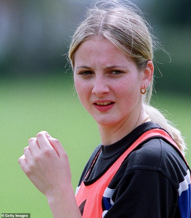 El ex capitán del Fulham Ladies, Ronnie Gibbons (en la foto, afirmó que el ex propietario de Harrods, Mohamed Al Fayed, se cansó de 'besarla con fuerza' en dos ocasiones.