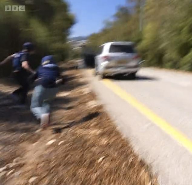 La corresponsal de la BBC Lucy Williamson y su equipo de filmación corrieron a refugiarse después de que se escucharon disparos y sirenas al otro lado de la frontera entre Israel y el Líbano.