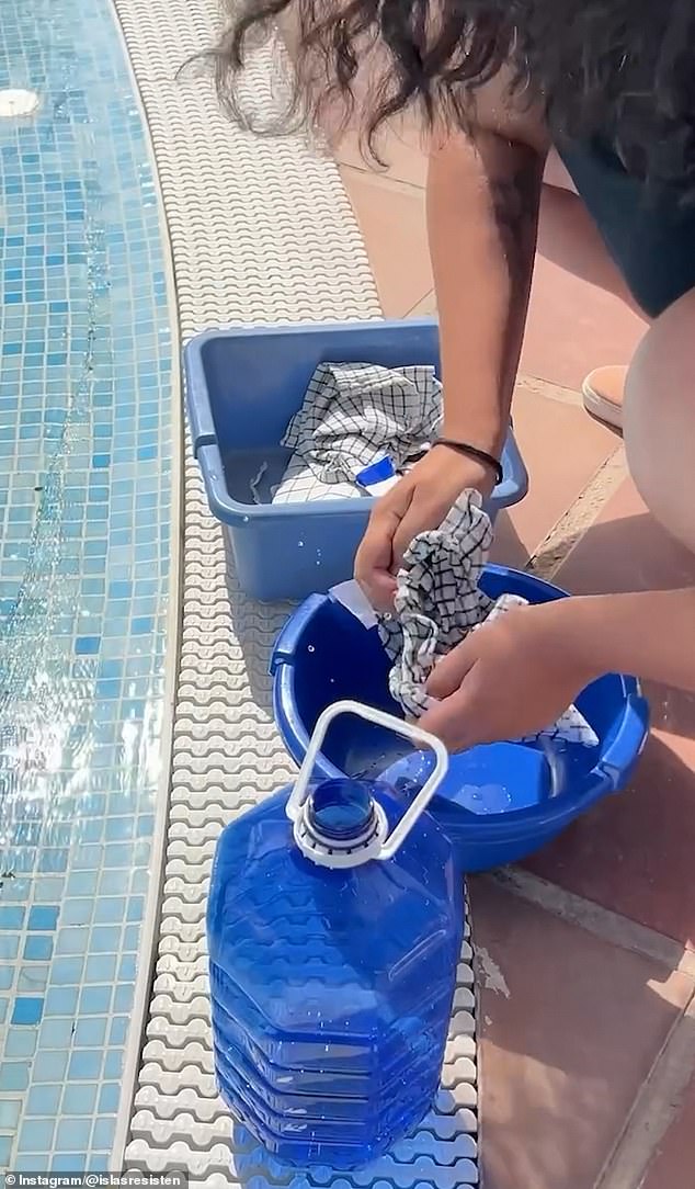 Manifestantes antiturismo en Lanzarote irrumpieron en un hotel frente a la playa y comenzaron a lavar sus trapos de cocina en la piscina mientras crecen las tensiones por los problemas de suministro de agua.