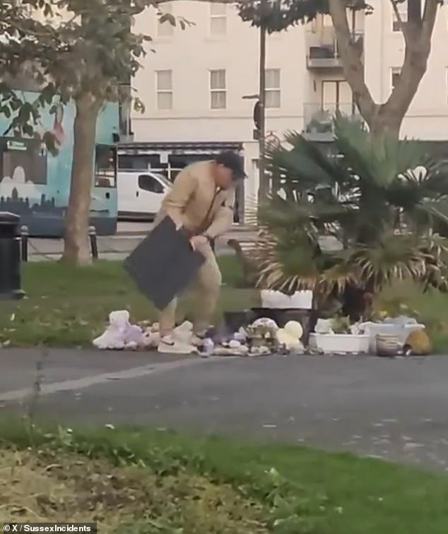 Imágenes atroces muestran a un hombre destruyendo sin piedad un monumento en el Reino Unido a las víctimas de la masacre del 7 de octubre.