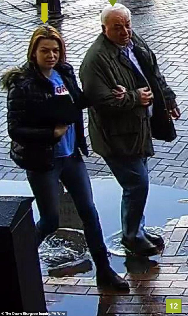 CCTV muestra al ex espía ruso Sergei Skripal y su hija Yulia paseando felices por Salisbury, sin saber por completo que habían sido envenenados con Novichok.