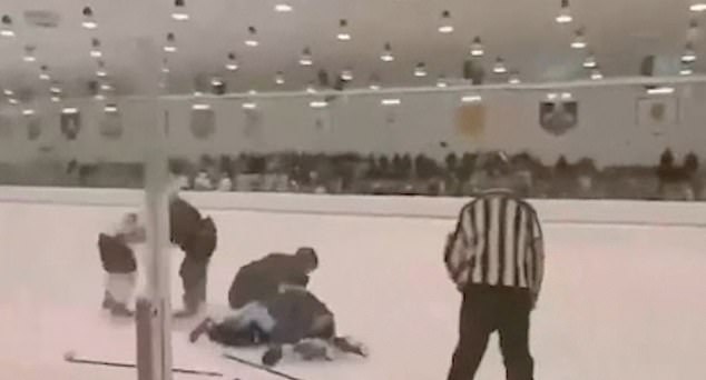 Momento impactante: estalla una pelea masiva en el hielo: jugadores de hockey detenidos por "vandalismo" y obligados a entregar pasaportes después de que estalla la violencia entre equipos en la pista
