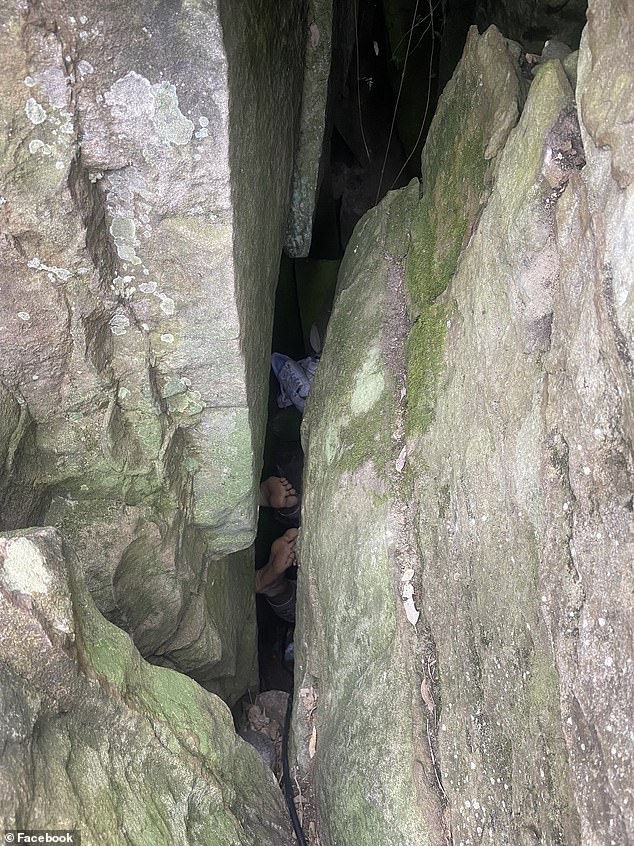 La mujer quedó atrapada boca abajo después de deslizarse por una grieta de tres metros entre dos rocas.