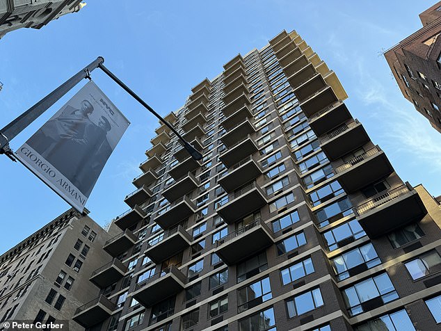 La mujer de 81 años murió al caer desde el piso 28 del lujoso Park Regis Apartments (en la foto) en el Upper East Side de Nueva York.