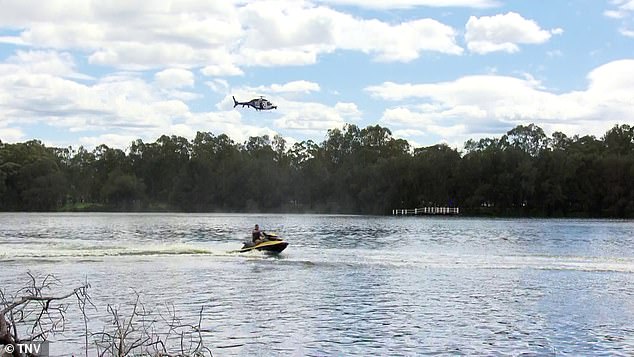 Se está llevando a cabo una operación de rescate masiva en el río Georges, en el suroeste de Sydney, para dos niños que fueron vistos con una mujer en el agua a las 10:25 a. m. del sábado.