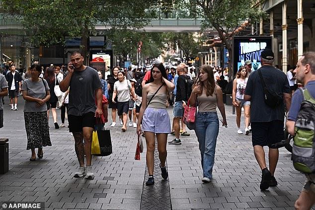 El mercado de acciones australiano ha subido a otro máximo histórico, superando los 8.300 por primera vez en la historia, ya que la NAB pronostica que faltan solo unos meses para un recorte de tasas.