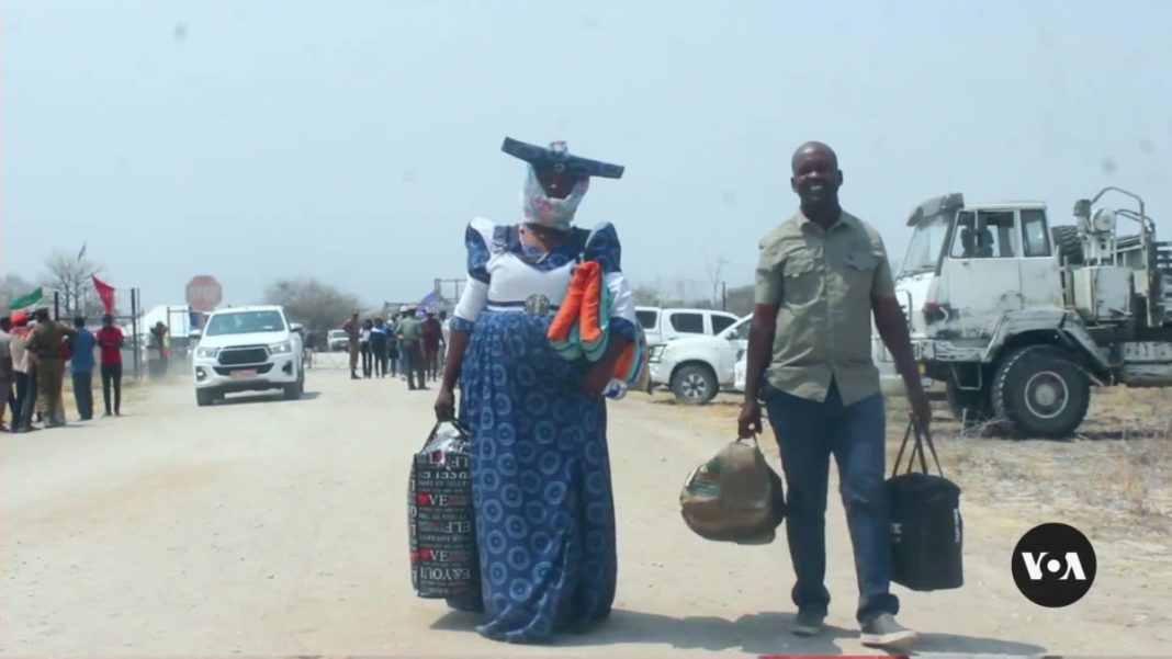 Namibia da la bienvenida a los descendientes de un grupo étnico que huyó de la brutalidad de la era colonial
