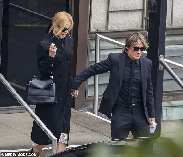 Nicole Kidman contó con el apoyo de su cariñoso esposo Keith Urban cuando asistieron al funeral de su madre Janelle en Sydney el martes.