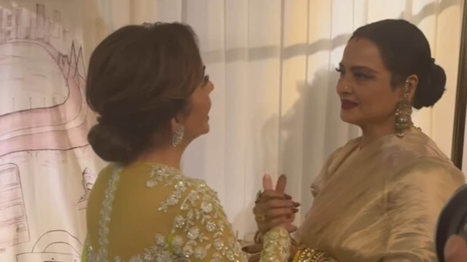 Nita Ambani recibe calurosamente a Rekha en el evento y le dice a los paparazzi que estudiaron en la misma escuela. Mirar
