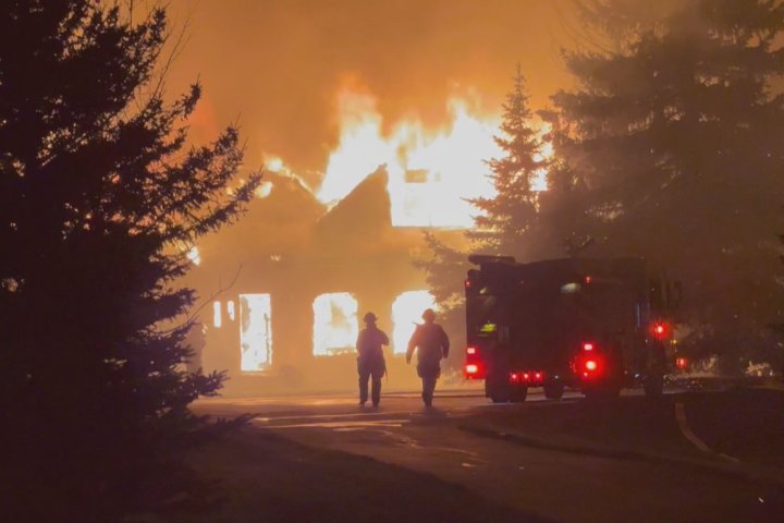 No queda nada después de que la casa de Bearspaw se incendia.
