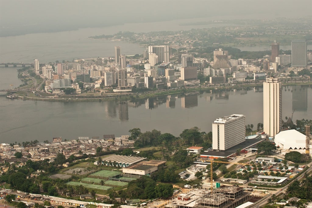 Noticias24 | Costa de Marfil ahora tiene mejor calificación crediticia que Sudáfrica después de la mejora
