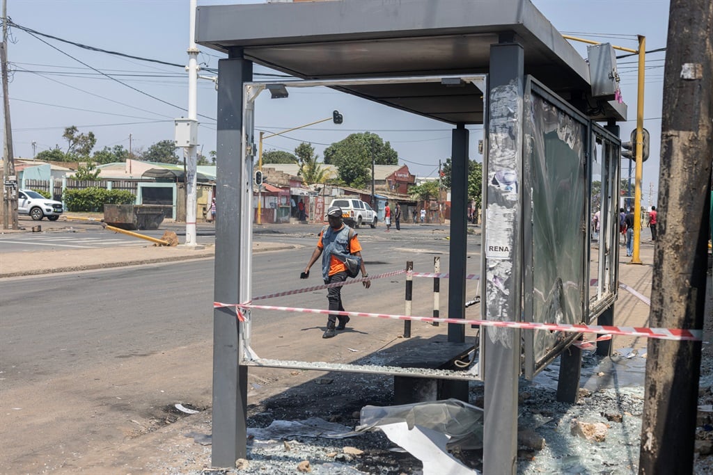 Noticias24 | Gas lacrimógeno e intento de bloquear una carretera con destino a Sudáfrica mientras las protestas en Mozambique se vuelven violentas por una votación disputada
