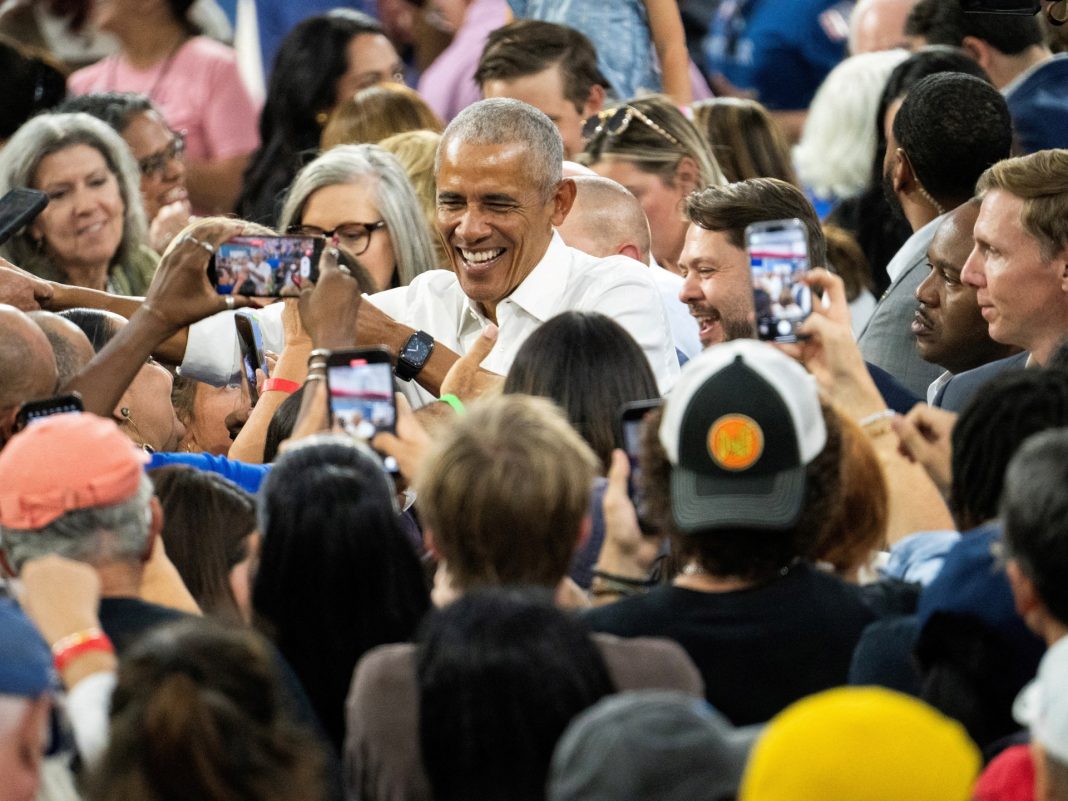 Obama apoya a Harris en un estado indeciso y cuestiona la competencia de Trump
