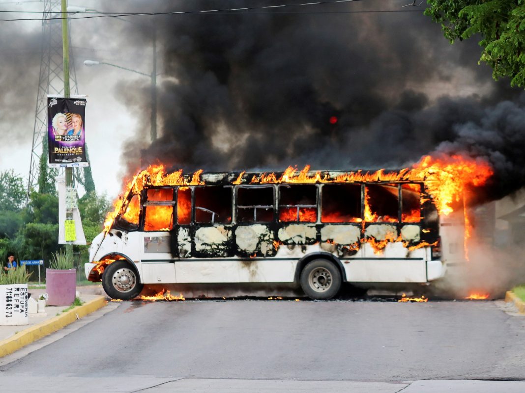 Oficinas de periódico alcanzadas por disparos en la capital del estado de Sinaloa en México
