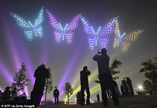 Más de nueve de cada diez británicos quieren que los tradicionales fuegos artificiales sean reemplazados por drones y láseres, según concluyó una nueva encuesta.