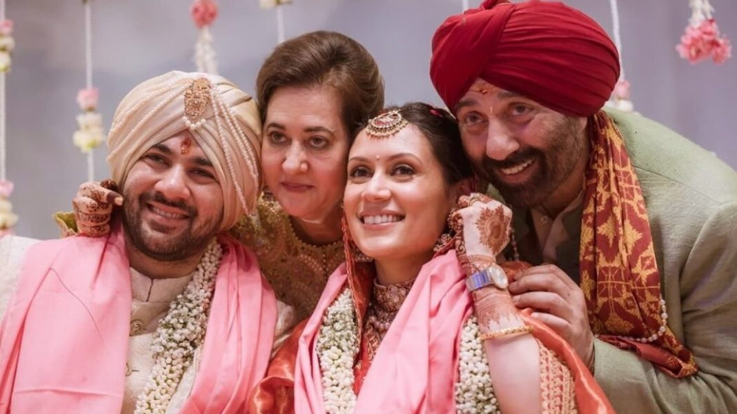 'Pehli bar Sunny Deol ki dharam patni ko dekha', dicen los internautas mientras Karan Deol publica una rara foto con su madre Pooja Deol
