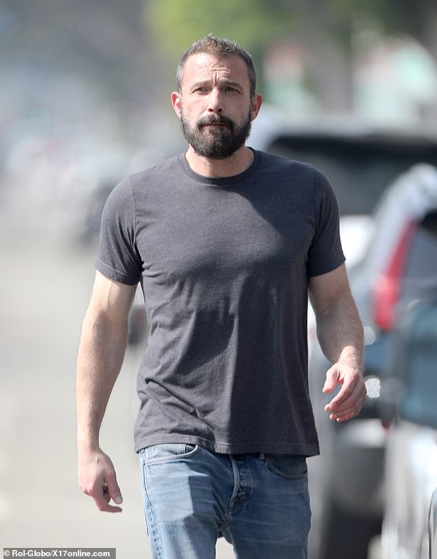 Ben Affleck siente que no puede dejar de hablar sobre su matrimonio y su posterior ruptura, dijeron fuentes a DailyMail.com.