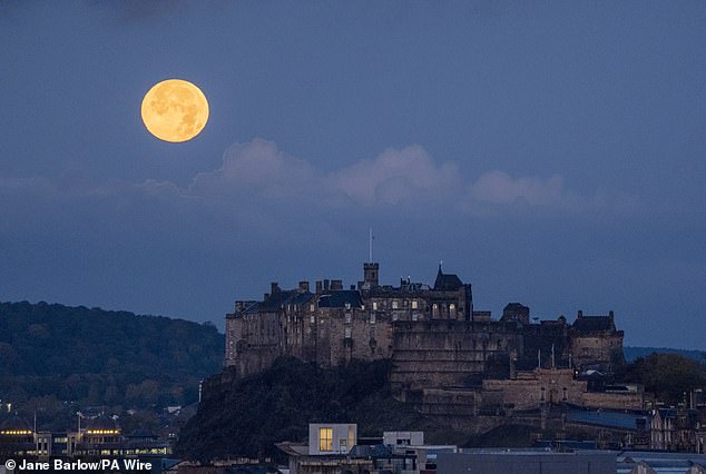 Puede que todavía no sea Halloween, pero los observadores de estrellas todavía se encontrarán con un regalo espeluznante que no se pueden perder esta noche. Esta noche, la espectacular Luna del Cazador iluminará los cielos de todo el mundo