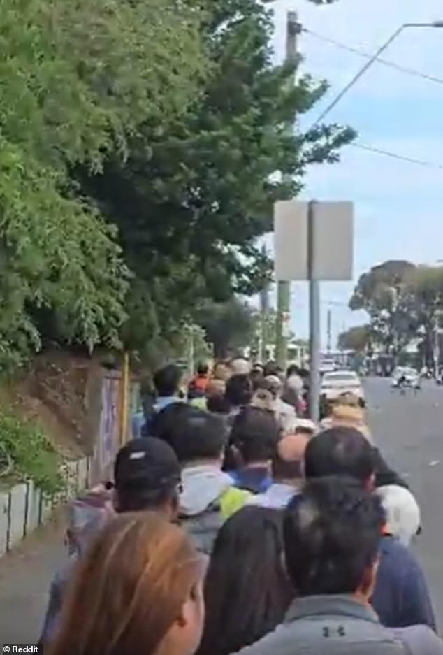 Un usuario de Reddit subió un vídeo el martes de una multitud masiva de viajeros haciendo cola para tomar los autobuses públicos en Melbourne, derribando el mito de que la gente sigue trabajando predominantemente desde casa.